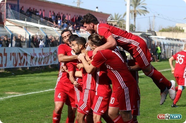 שחקני טירה חוגגים מול בית שאן (נזיה סולטאן)